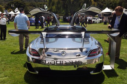 Хромированный Mercedes-Benz SLS AMG GT3 на выставке классических автомобилей