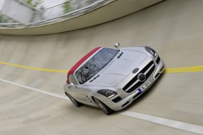 Опубликованы первые фотографии родстера Mercedes-Benz SLS AMG