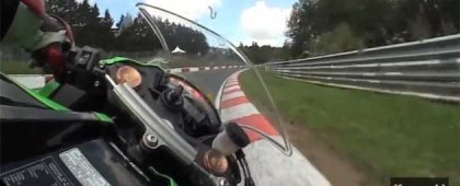 Видео: Kawasaki ZX-10R проходит Нюрбургринг за 7 минут 50 секунд!