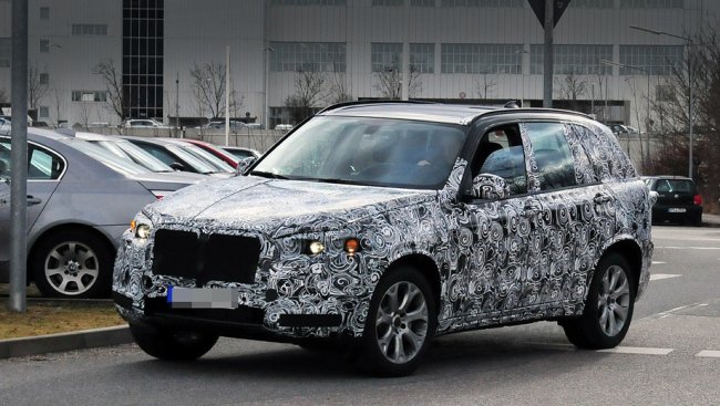 В сети фотошпионов попал BMW X5 нового поколения