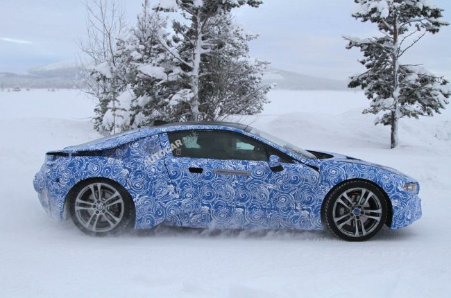 Полноприводный гибридный спорткар BMW i8 проходит зимние тесты