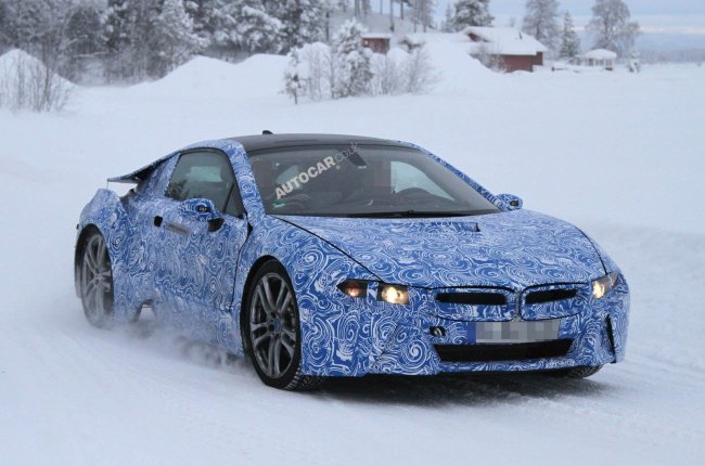 Полноприводный гибридный спорткар BMW i8 проходит зимние тесты