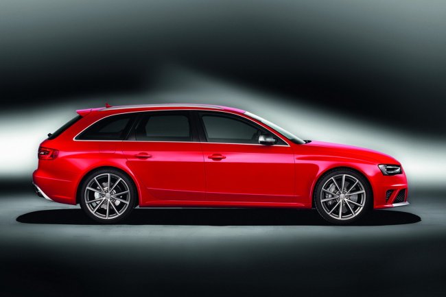 Audi RS4 Avant    450- V8