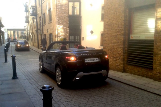 Кабриолет Range Rover Evoque замечен на британских улицах
