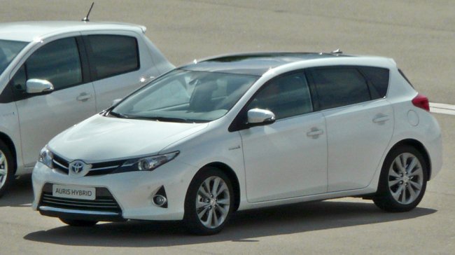 Опубликованы шпионские снимки Toyota Auris нового поколения