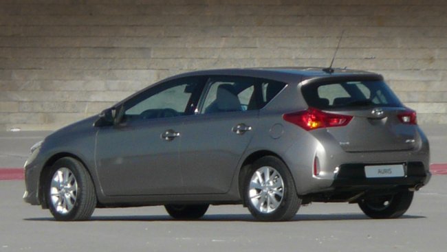 Опубликованы шпионские снимки Toyota Auris нового поколения