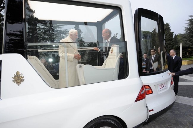 Папа Римский получил новый «папамобиль» на базе Mercedes-Benz M Class