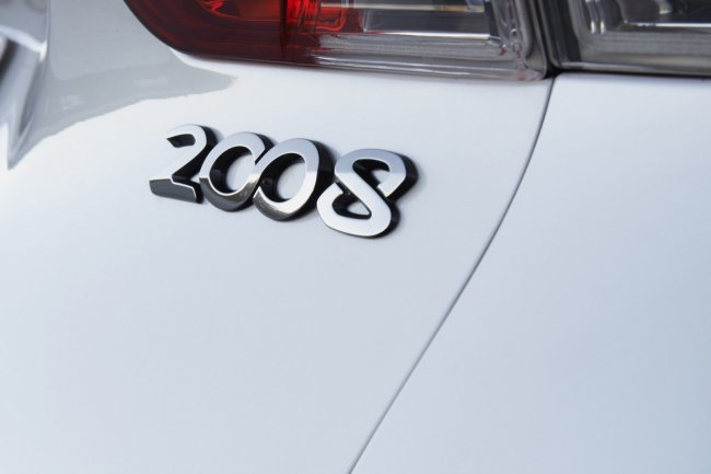 Новый компактный кроссовер Peugeot 2008: 47 официальных фотографий