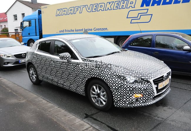 Фотошпионы добыли фото интерьера новой Mazda3