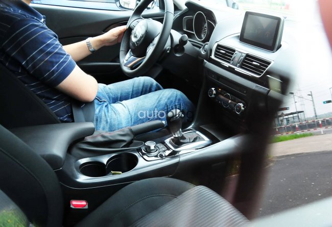 Фотошпионы добыли фото интерьера новой Mazda3