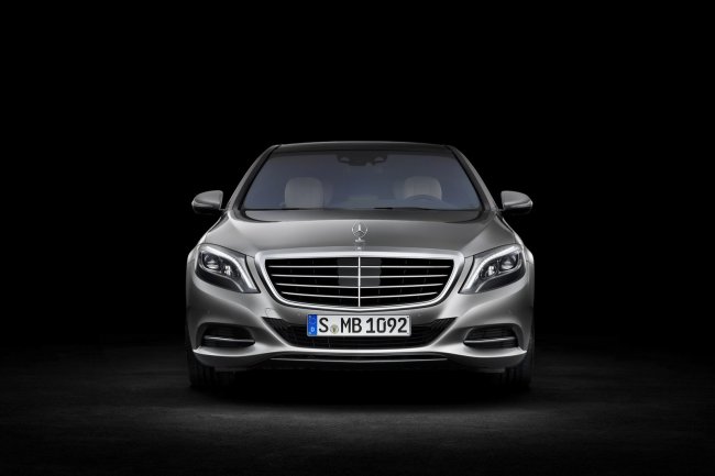   Mercedes-Benz S-  