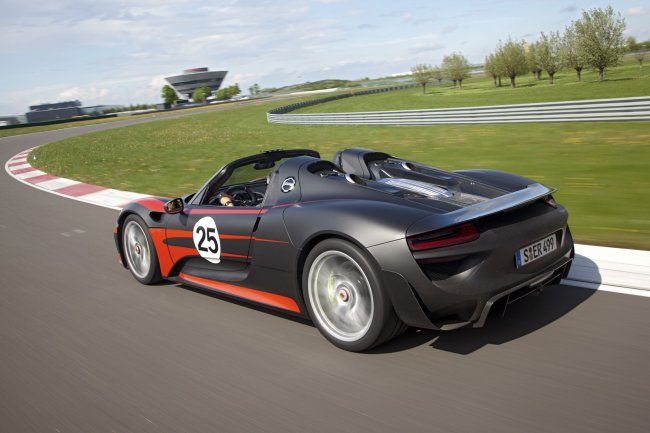 Подборка официальных фотографий гибридного суперкара Porsche 918 Spyder