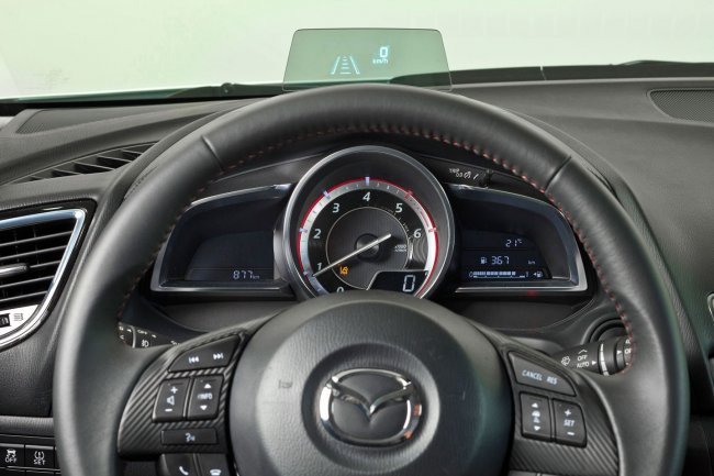 Седан Mazda3 — 42 официальных фотографии интерьера и экстерьера