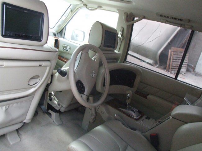 Арабские тюнеры пересадили водителя Nissan Patrol на заднее сиденье