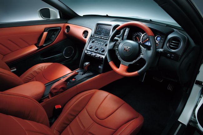 Фотографии внешности и салона нового Nissan GT-R