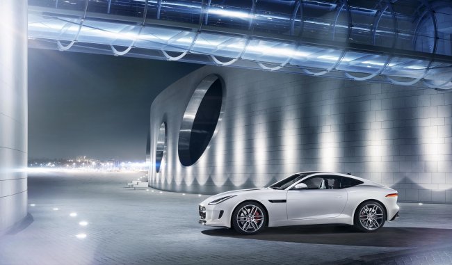Подборка официальных фотографий купе Jaguar F-Type